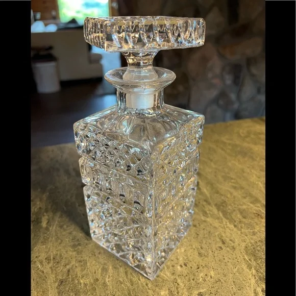 Thick crystal whiskey decanter - Picture 1 of 5